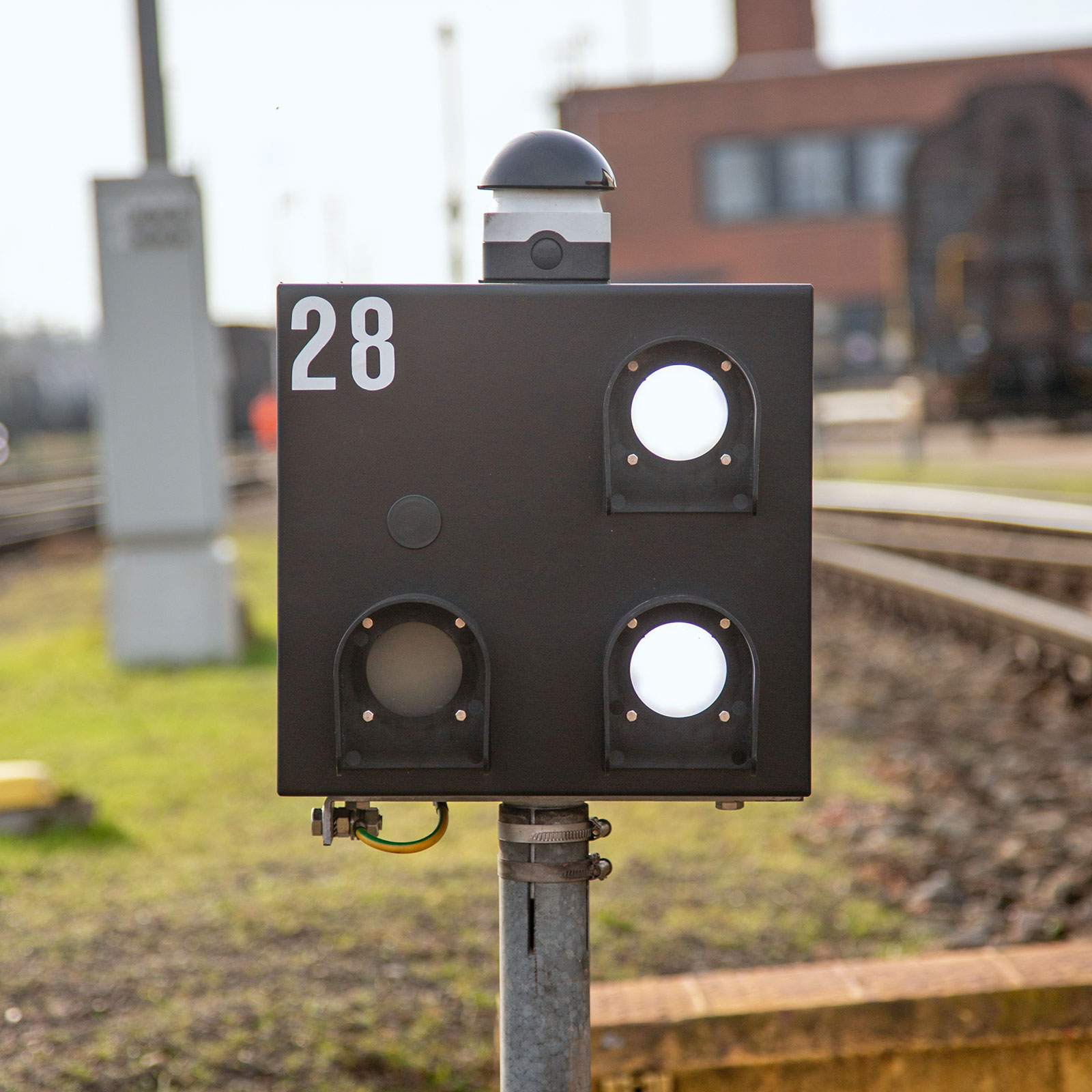 Sanierte Infrastruktur: Auf den Gleisanlagen nahe der mkb-Zentrale, die Güterzügen bis zu einer Länge von 740 Metern Platz bieten, wurden Steuerungen und ...